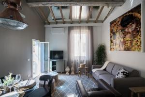 a living room with a couch and a tv at Olive Loft in Florence