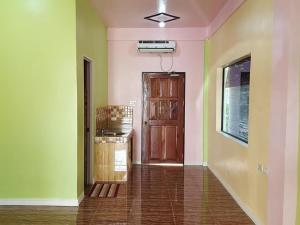 ein leeres Zimmer mit Tür und Flur in der Unterkunft Aaliyahs Place in Puerto Princesa + 2 Fotos