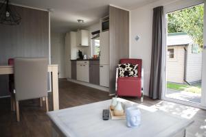 Η κουζίνα ή μικρή κουζίνα στο 4 pers. Veluwelodge met Sauna