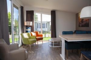Posezení v ubytování 6 pers. Veluwelodge XL met Sauna