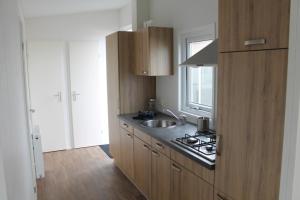 Kuchyň nebo kuchyňský kout v ubytování 6 pers. Veluwelodge XL met Sauna