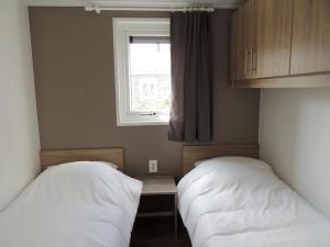 Postel nebo postele na pokoji v ubytování 6 pers. Veluwelodge XL met Sauna + 14 fotografií