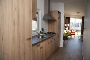 Kuchyň nebo kuchyňský kout v ubytování 6 pers. Veluwelodge XL met Sauna