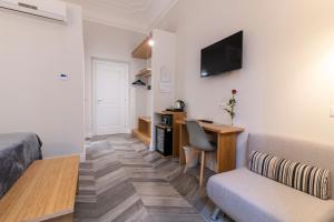 TV a/nebo společenská místnost v ubytování Eccelso Hotel