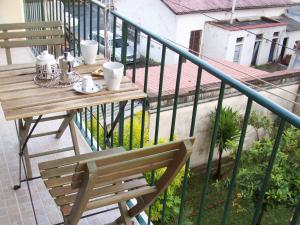 drewniany stół i krzesło na balkonie w obiekcie Apartment My House we Florencji
