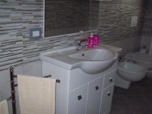 łazienka z umywalką i toaletą w obiekcie Apartment My House we Florencji