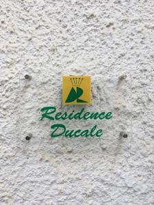 a sign on a white wall with arescue dazzle sign at Residence Ducale in Rodi Garganico