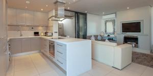 
A kitchen or kitchenette at Le Paradise Apartments
