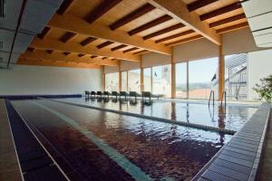 Piscina de la sau aproape de Hotel Kašperk
