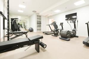 The fitness centre and/or fitness facilities at Envoy Hotel