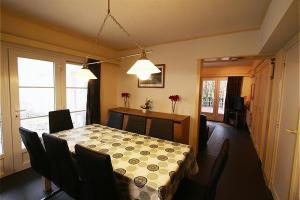 ein Esszimmer mit einem Tisch, einem Tisch und Stühlen in der Unterkunft Appartement Dahlia Garden 8p in De Haan