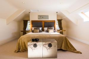 een slaapkamer met een groot bed en een groot raam bij Barrow House in Tralee