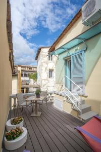 een houten terras met een tafel en stoelen op een balkon bij Olive Loft in Florence