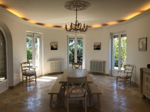a dining room with a wooden table and chairs at La Maison des Brandes in Eynesse