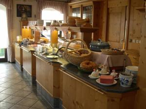 een keuken met een lang aanrecht met eten erop bij Goldener Hirsch in Burgthann
