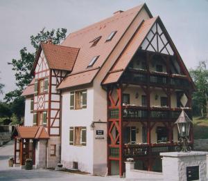 una casa grande con techo de gambrel en Goldener Hirsch, en Burgthann