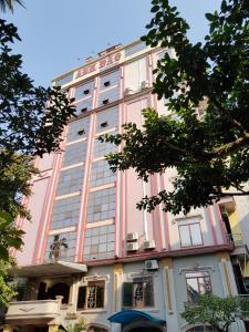 a pink and white building with a lot of windows at Khách sạn Anh Đào in Phủ Lý
