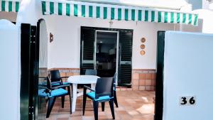 A patio or other outdoor area at Adosado en playa de la Barrosa, casa Carlota