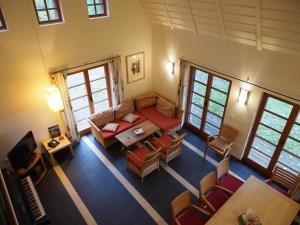 an overhead view of a living room with a couch and chairs at Der Fuchsbau in Meesiger