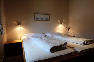 Dos camas una al lado de la otra en un dormitorio. en Holiday park- Robinson, en Waldbrunn