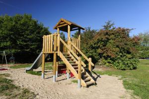 un parque infantil de madera con un tobogán en un parque en Holiday park- Robinson, en Waldbrunn