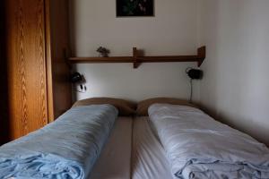 a bed in a room with appelin at Holiday park- Scout in Waldbrunn