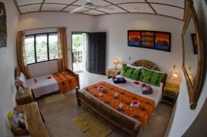 מיטה או מיטות בחדר ב-Dolphin House Resort Moalboal