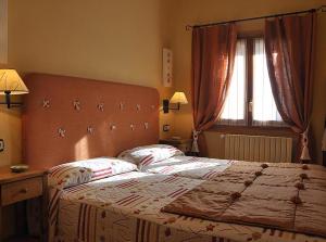 a bedroom with a large bed and a window at Apartamentos Los Pirineos - Atencion personal in Biescas