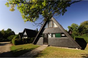 una pequeña casa con techo de gambrel en Holiday park- Winnetou en Waldbrunn