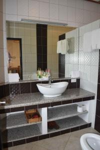 Phòng tắm tại Dolphin House Resort Moalboal