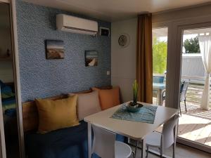 Posezení v ubytování Mobile Home Pearl of Murter + 37 fotografií