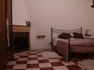 um quarto com uma cama e uma lareira em Casa di Emilia em Carpinone