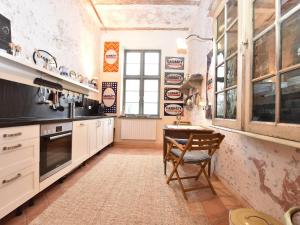 uma cozinha com uma mesa e uma cadeira num quarto em Lavish Apartment in Steffenshagen with Terrace em Steffenshagen