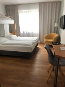 Postel nebo postele na pokoji v ubytování MAX Hotel Düsseldorf Self-Check-in