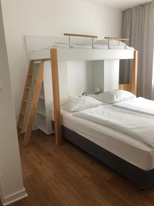 Postel nebo postele na pokoji v ubytování MAX Hotel Düsseldorf Self-Check-in