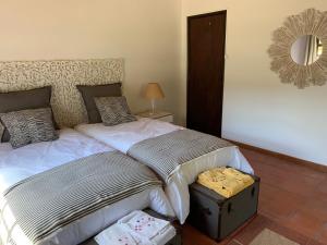 - une chambre avec un lit et un miroir mural dans l'établissement Quinta Santa Isabel, à Chaves