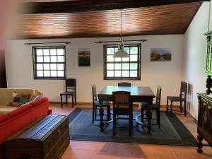 uma sala de estar com uma mesa e um sofá vermelho em Quinta Santa Isabel em Chaves