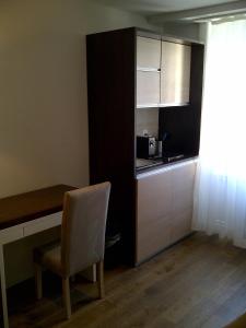 Kuchyň nebo kuchyňský kout v ubytování Hotel de la Lande