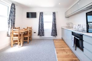 Кухня или мини-кухня в Rowan – Three Tuns Apartments
