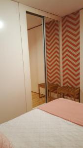 ポルトにあるSBV Perfect River Viewのベッドルーム1室(ベッド1台付)、スライド式ガラスドアが備わります。