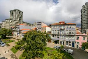 une vue aérienne d'une ville avec des bâtiments dans l'établissement Comfy Luxury Apartment, à Porto