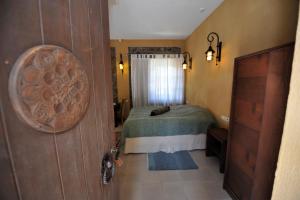 Uma cama ou camas num quarto em Tufenkian Old Dilijan Complex
