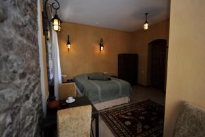 Uma cama ou camas num quarto em Tufenkian Old Dilijan Complex