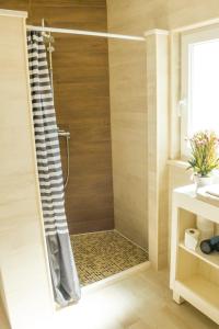 y baño con ducha y puerta de cristal. en Casa das Pipas #4, en Pinhal Novo