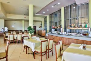 Un restaurant sau alt loc unde se poate mânca la Golden Beach Park Hotel - All inclusive
