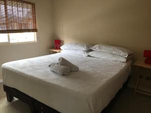 1 dormitorio con 1 cama con 2 toallas en Tronador I en Puerto Montt