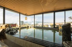Bazén v ubytování Dormy Inn Mishima nebo v jeho okolí