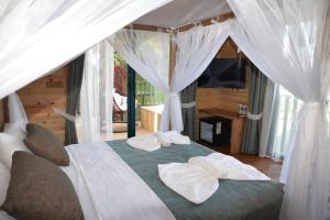 Cama ou camas em um quarto em Symbola Oludeniz Beach Hotel