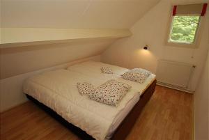 ein Schlafzimmer mit einem Bett mit zwei Herzen darauf in der Unterkunft Villa Franka in Norg