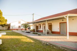 ein Haus mit einer Terrasse und einem Hof in der Unterkunft Casa das Pipas #2 in Pinhal Novo